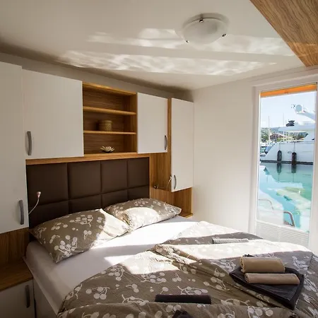 Vikendica Floating Sea Marina Lux *