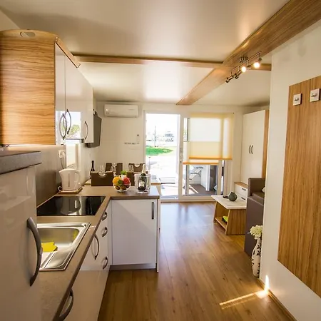 Vikendica Floating Sea Marina Lux *