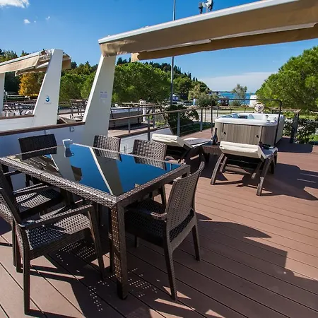 Floating Sea Marina Lux *