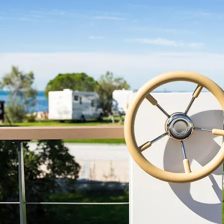 Floating Sea Marina Lux *