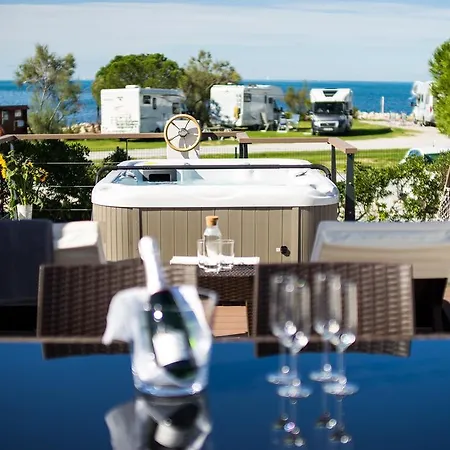 Floating Sea Marina Lux *