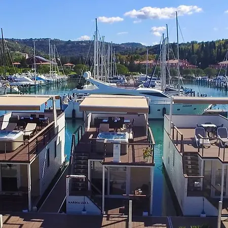 Nyaraló Floating Sea Marina Lux *