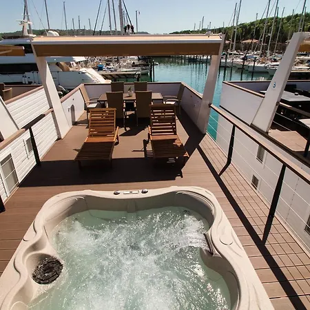 Floating Sea Marina Lux Nyaraló *