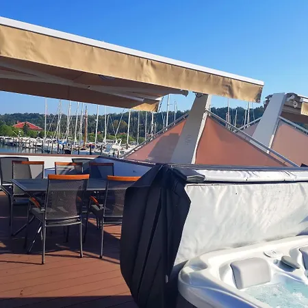 Nyaraló Floating Sea Marina Lux