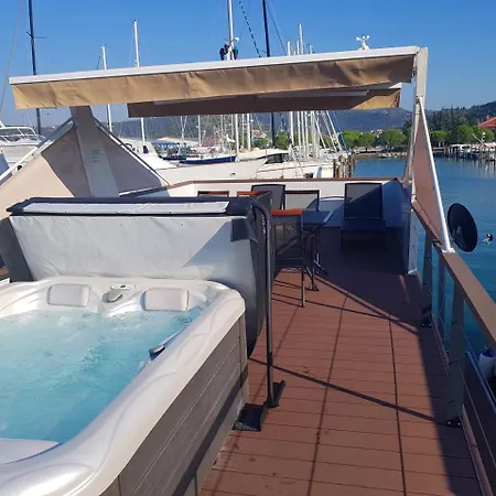 Vikendica Floating Sea Marina Lux