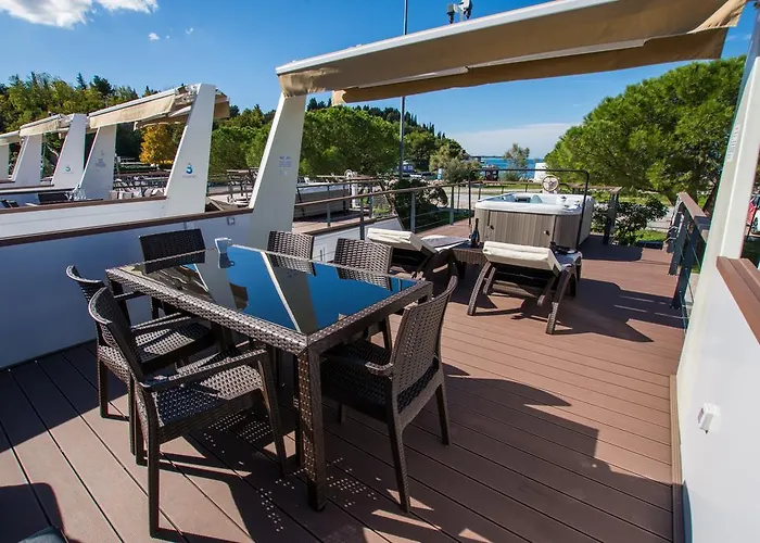 Floating Sea Marina Lux *