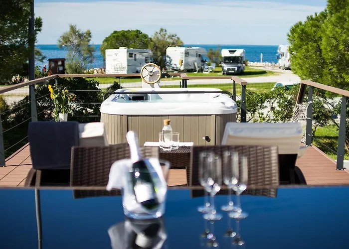 Floating Sea Marina Lux *